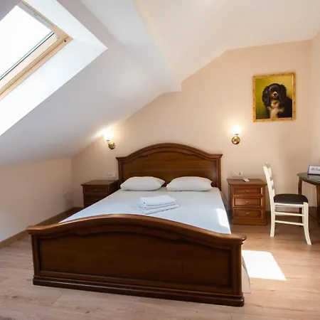 Yaroslava Osmomysla 9 Square - Center