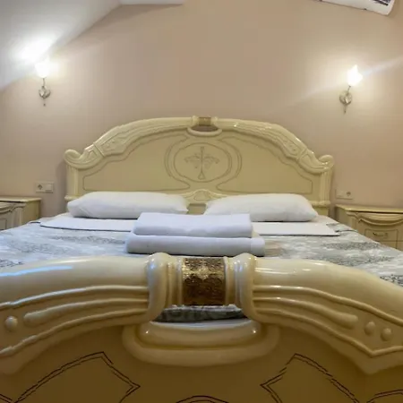 Yaroslava Osmomysla 9 Square - Center شقة إلفيف