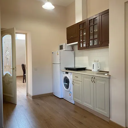 Yaroslava Osmomysla 9 Square - Center إلفيف