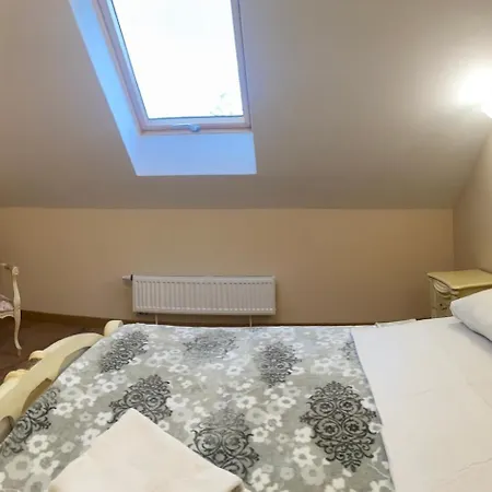 Yaroslava Osmomysla 9 Square - Center Daire *