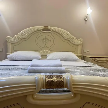 Yaroslava Osmomysla 9 Square - Center