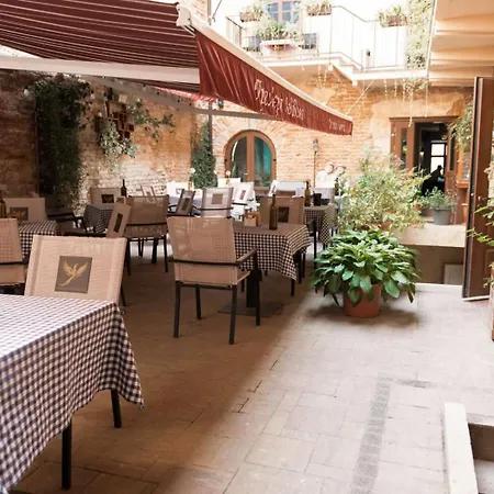 Yaroslava Osmomysla 9 Square - Center *