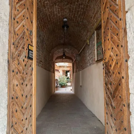 Yaroslava Osmomysla 9 Square - Center