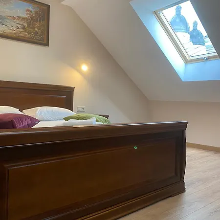 Yaroslava Osmomysla 9 Square - Center *