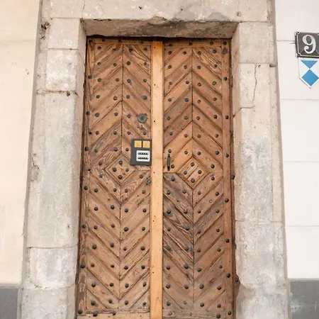 Yaroslava Osmomysla 9 Square - Center Apartment *