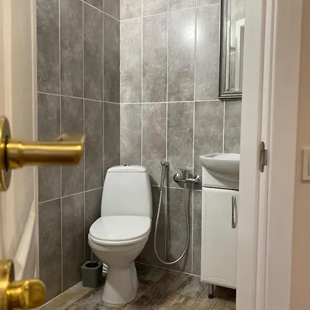 Yaroslava Osmomysla 9 Square - Center Daire *