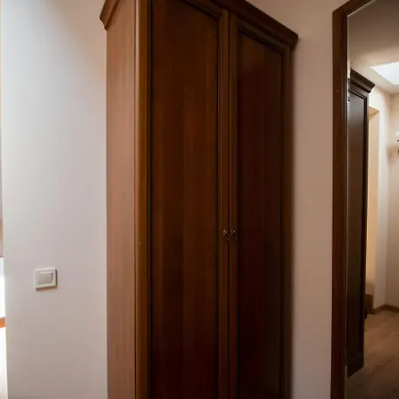 Yaroslava Osmomysla 9 Square - Center *