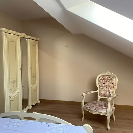 Yaroslava Osmomysla 9 Square - Center