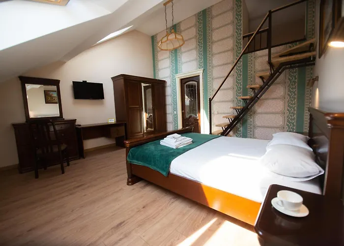 Yaroslava Osmomysla 9 Square - Center *