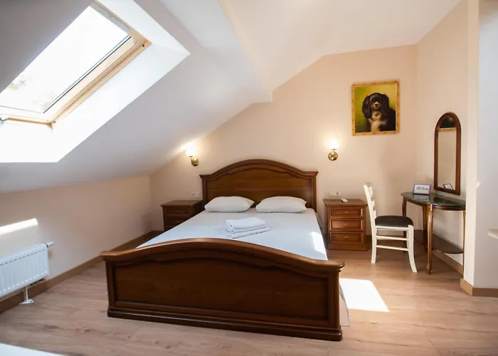 Yaroslava Osmomysla 9 Square - Center