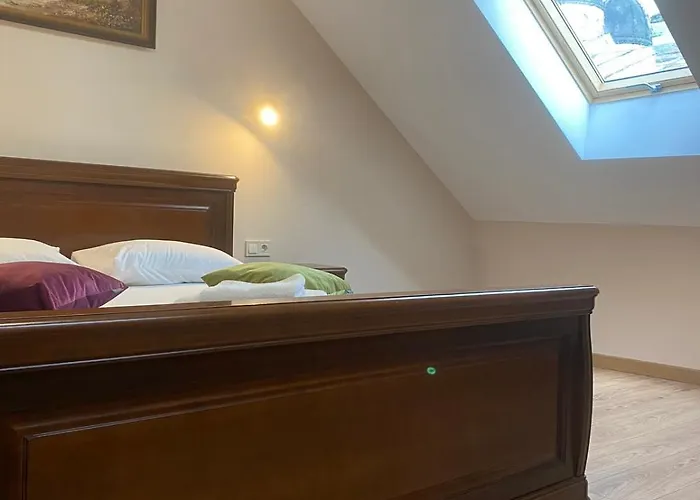 Yaroslava Osmomysla 9 Square - Center *